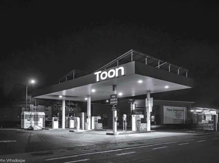 Tankstation bij nacht met zonnepanelen op de luifel