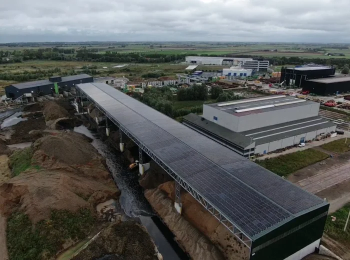 Luchtfoto van de site van Top-Mix Recycling met zonnepanelen