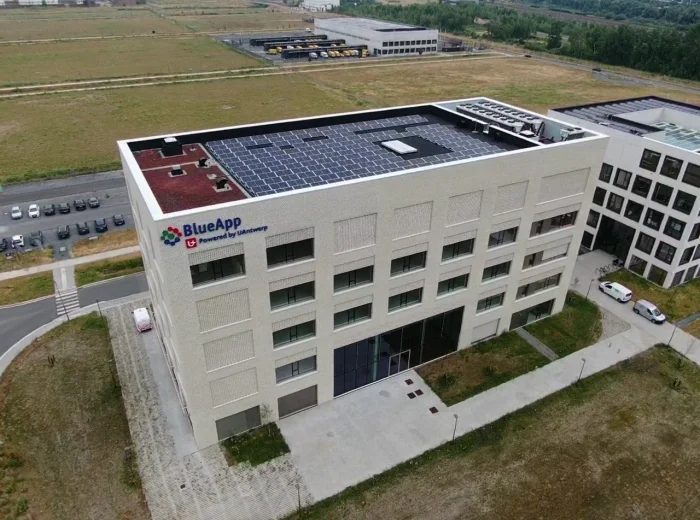 Luchtfoto van het BlueApp-gebouw van de Universiteit Antwerpen met zonnepanelen