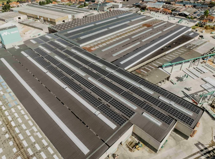 Luchtfoto van een groot industriedak volledig belegd met zonnepanelen bij Valcke Industriebouw