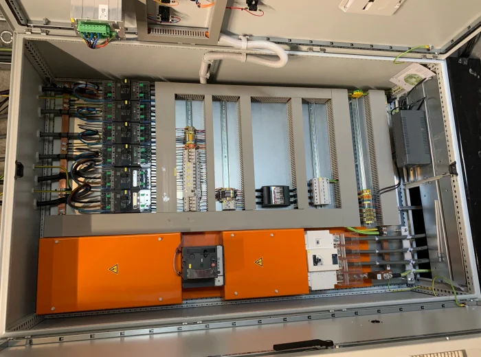 Schakelkast van de industriële zonnepaneelinstallatie bij Verduyn