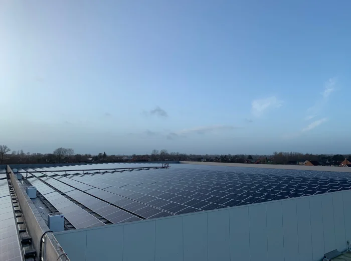 Groot dak met duizenden zonnepanelen bij Verduyn, installatie van 1 megawatt