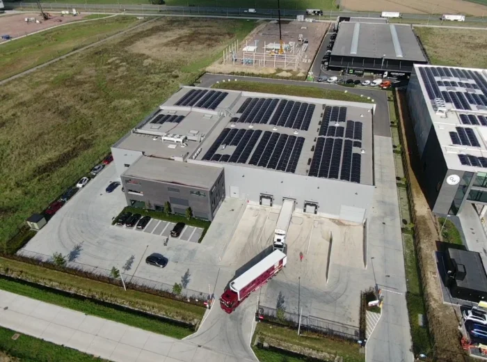 Luchtfoto van de bedrijfssite van Wild Vermeersch met zonnepanelen