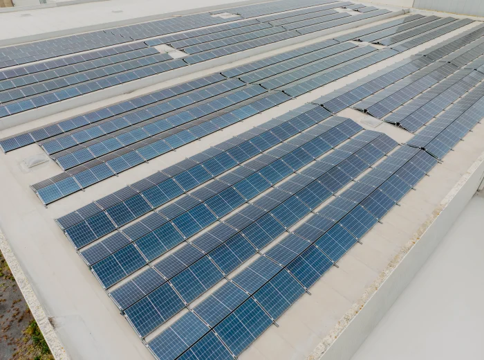 Luchtfoto van een grote dakinstallatie zonnepanelen in detail