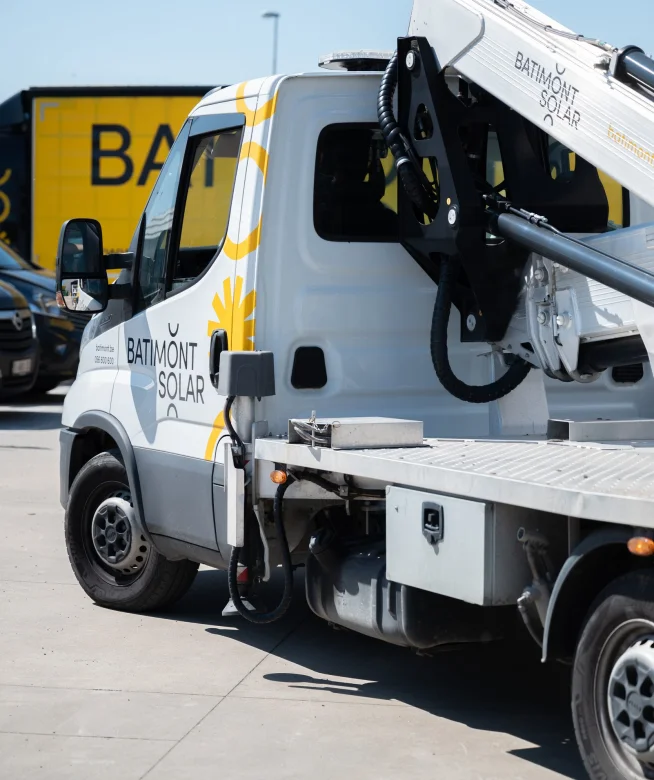 Bestelwagen met kraan van Batimont Solar op de bedrijfsparking