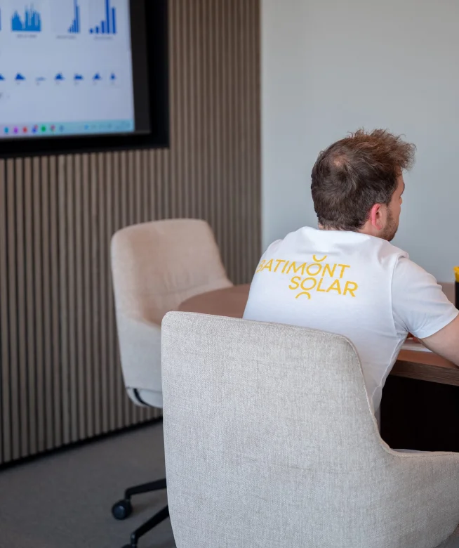 Medewerker bekijkt de verbruiksgrafieken op het scherm