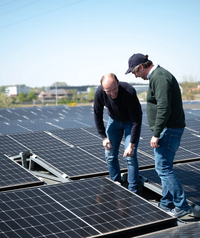 Nazicht van de bevestiging van de panelen op het dak