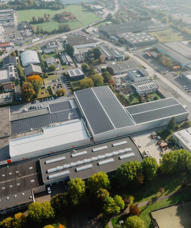 Luchtfoto van een industriegebied met bedrijfsgebouwen en zonnepanelen