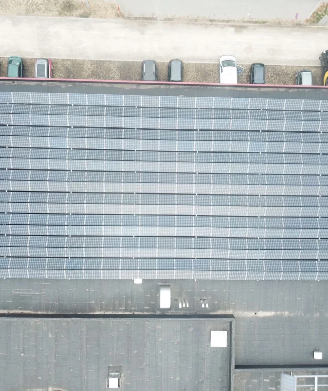 Luchtfoto van de volledige dakinstallatie zonnepanelen bij Breydelham