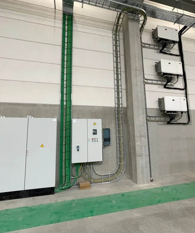 Omvormers en schakelkasten in de technische ruimte van E-Max Gullegem