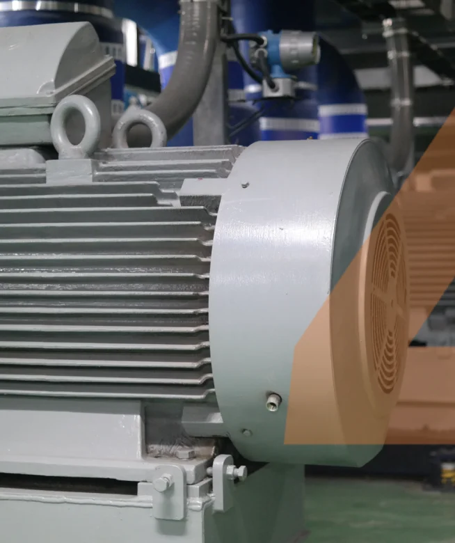 Grote industriële elektromotor in een productieomgeving