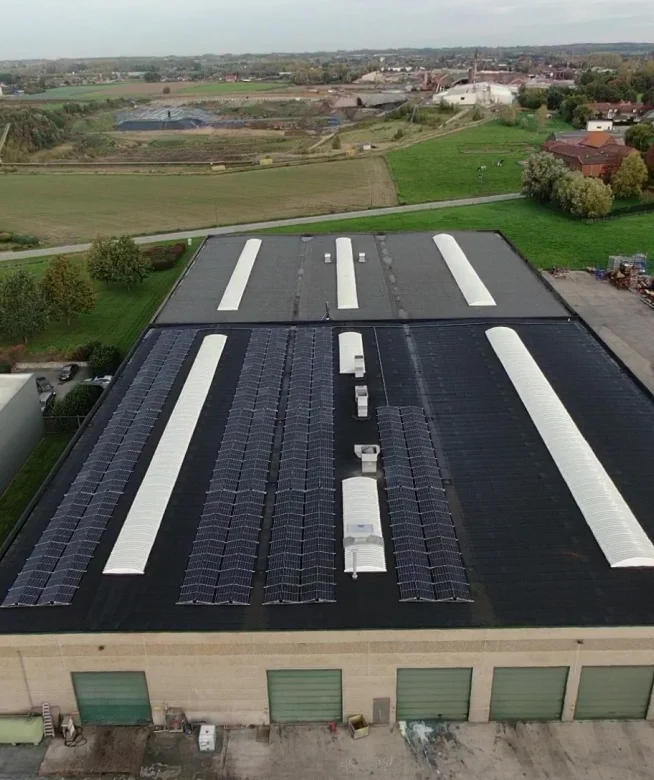 Luchtfoto van de loodsen van Lambrecht Trailers met zonnepanelen