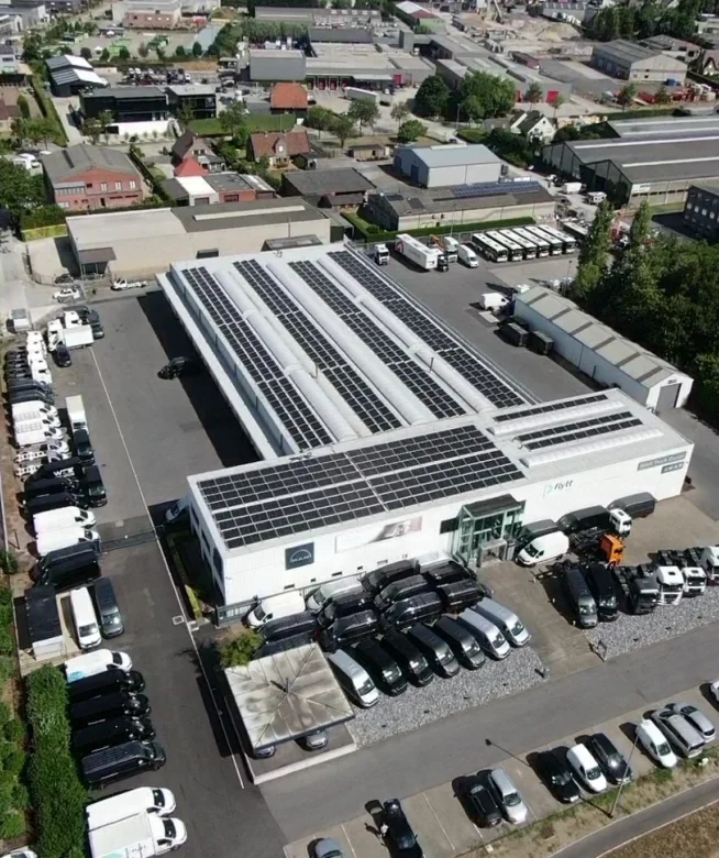 Luchtfoto van de MAN-vestiging in West-Vlaanderen met zonnepanelen