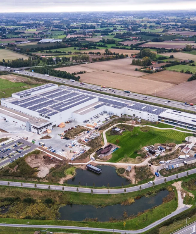 Wijde luchtfoto van de Renson-site met omliggende velden