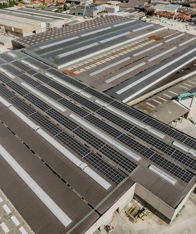 Luchtfoto van een groot industriedak volledig belegd met zonnepanelen bij Valcke Industriebouw