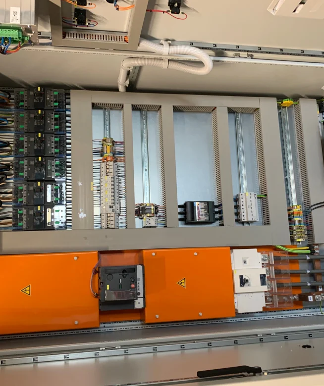 Schakelkast van de industriële zonnepaneelinstallatie bij Verduyn