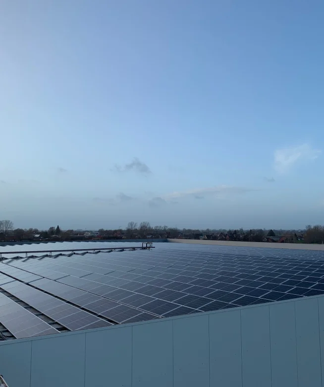 Groot dak met duizenden zonnepanelen bij Verduyn, installatie van 1 megawatt