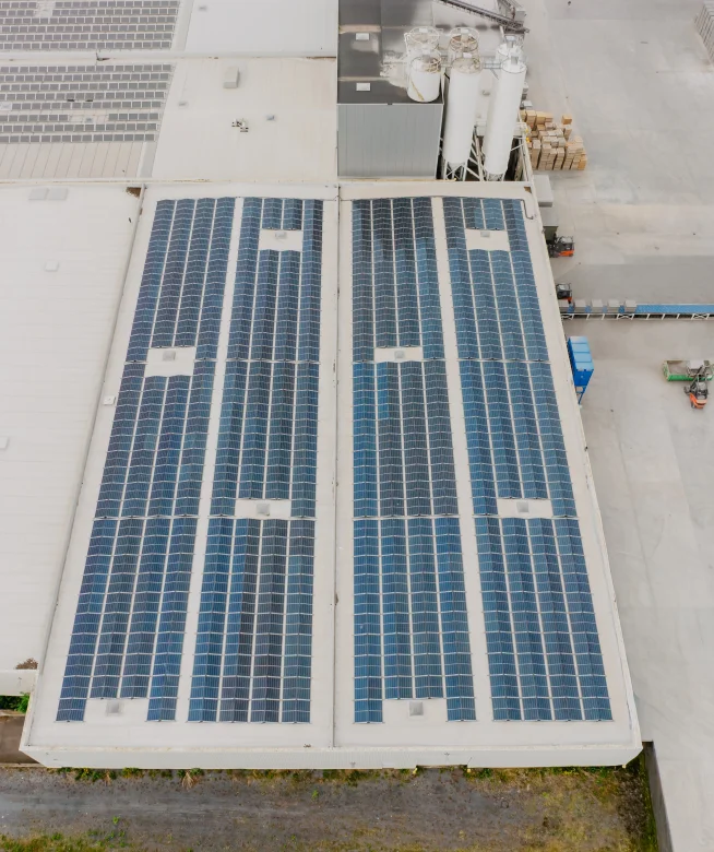 Luchtfoto van de zonnepaneelinstallatie op het dak van een betonproducent