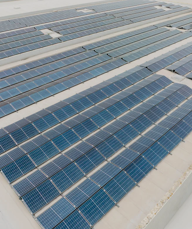 Luchtfoto van een grote dakinstallatie zonnepanelen in detail